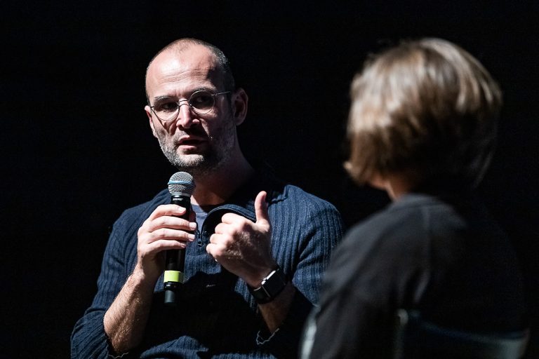“Abban biztos vagyok, hogy a titkosszolgálat lehallgatta a telefonomat” – interjú Alexander Nanau-val, a Colectiv című tényfeltáró film rendezőjével