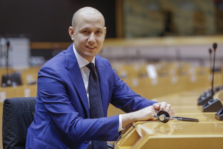 Ilyen lesz Európa „ember a Holdon” pillanata – interjú Rónai Sándorral, a DK Európai Parlamenti képviselőjével