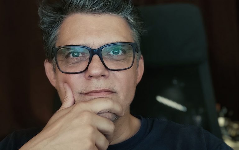 “Kibírtam tíz évig rajzolás nélkül, most pedig nem bírok ki egy napot anélkül, hogy ne rajzolnék hat-nyolc órát” – Interjú Rátkai Kornéllal