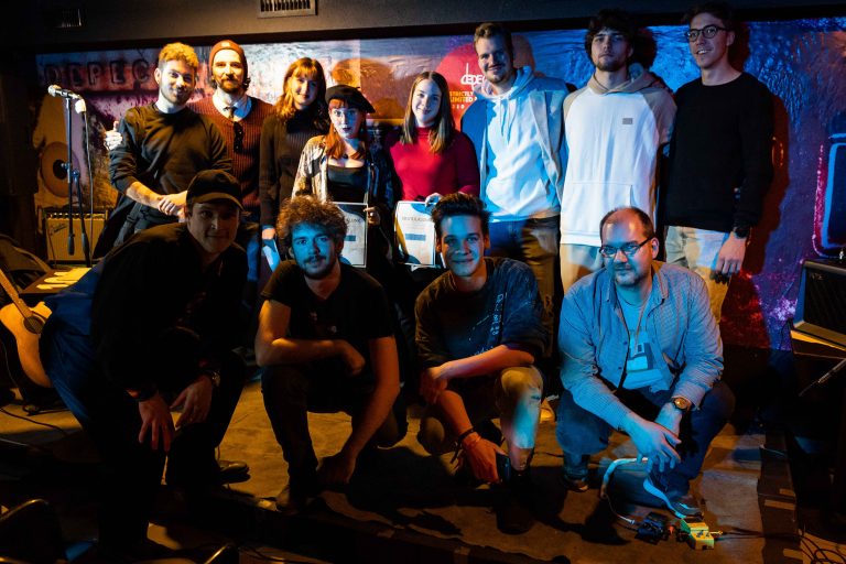 Irodalom, élőzene és jó hangulat – slam poetry estet tartott az ELTE Média